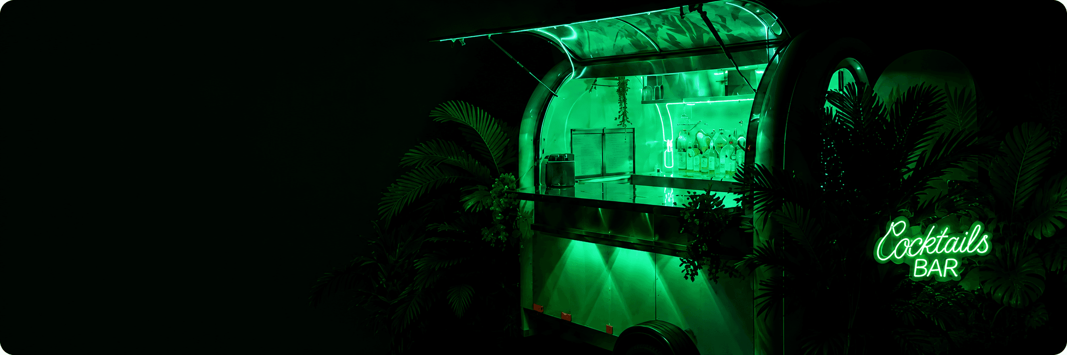 Grün beleuchtete mobile Cocktailbar bei Nacht